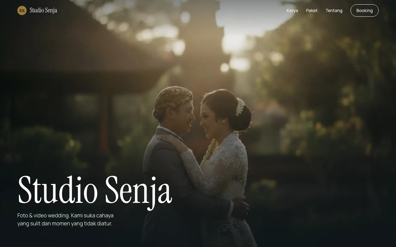 Contoh website portofolio gaya Kabut di laptop: foto sampul pengantin dan nama studio